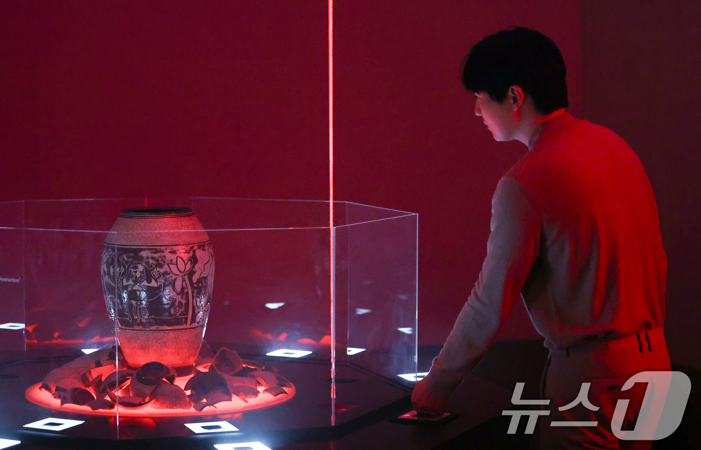 (서울=뉴스1) 최지환 기자 = 22일 서울 종로구 아라아트센터에서 열린 '쿠키런: 킹덤 아트 콜라보 프로젝트 특별전 - 위대한 왕국의 유산' 언론공개회에서 관계자가 전시를 살펴보 …