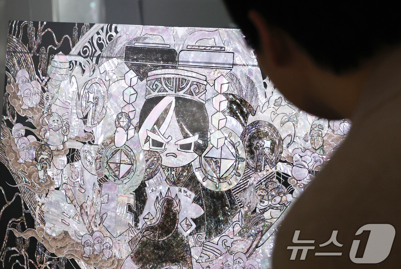 (서울=뉴스1) 최지환 기자 = 22일 서울 종로구 아라아트센터에서 열린 '쿠키런: 킹덤 아트 콜라보 프로젝트 특별전 - 위대한 왕국의 유산' 언론공개회에서 관계자가 전시를 살펴보 …