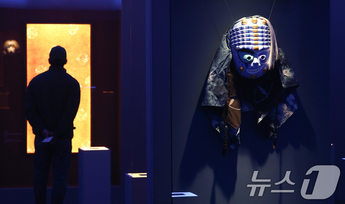 본문 이미지 - 22일 서울 종로구 아라아트센터에서 열린 '쿠키런: 킹덤 아트 콜라보 프로젝트 특별전 - 위대한 왕국의 유산' 언론공개회에서 관계자가 전시를 살펴보고 있다. 이번 특별전은 데브시스터즈가 지난 2년간 이어 온 아트 콜라보 프로젝트를 총망라한 전시로 오는 23일부터 4월 12일까지 개최된다. 2026.1.22/뉴스1 ⓒ News1 최지환 기자