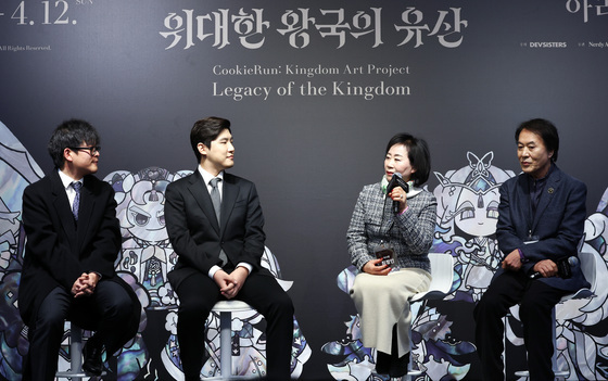 쿠키런: 킹덤 아트 콜라보 프로젝트 특별전 참여 작가와 대화 나누는 조길현 대표