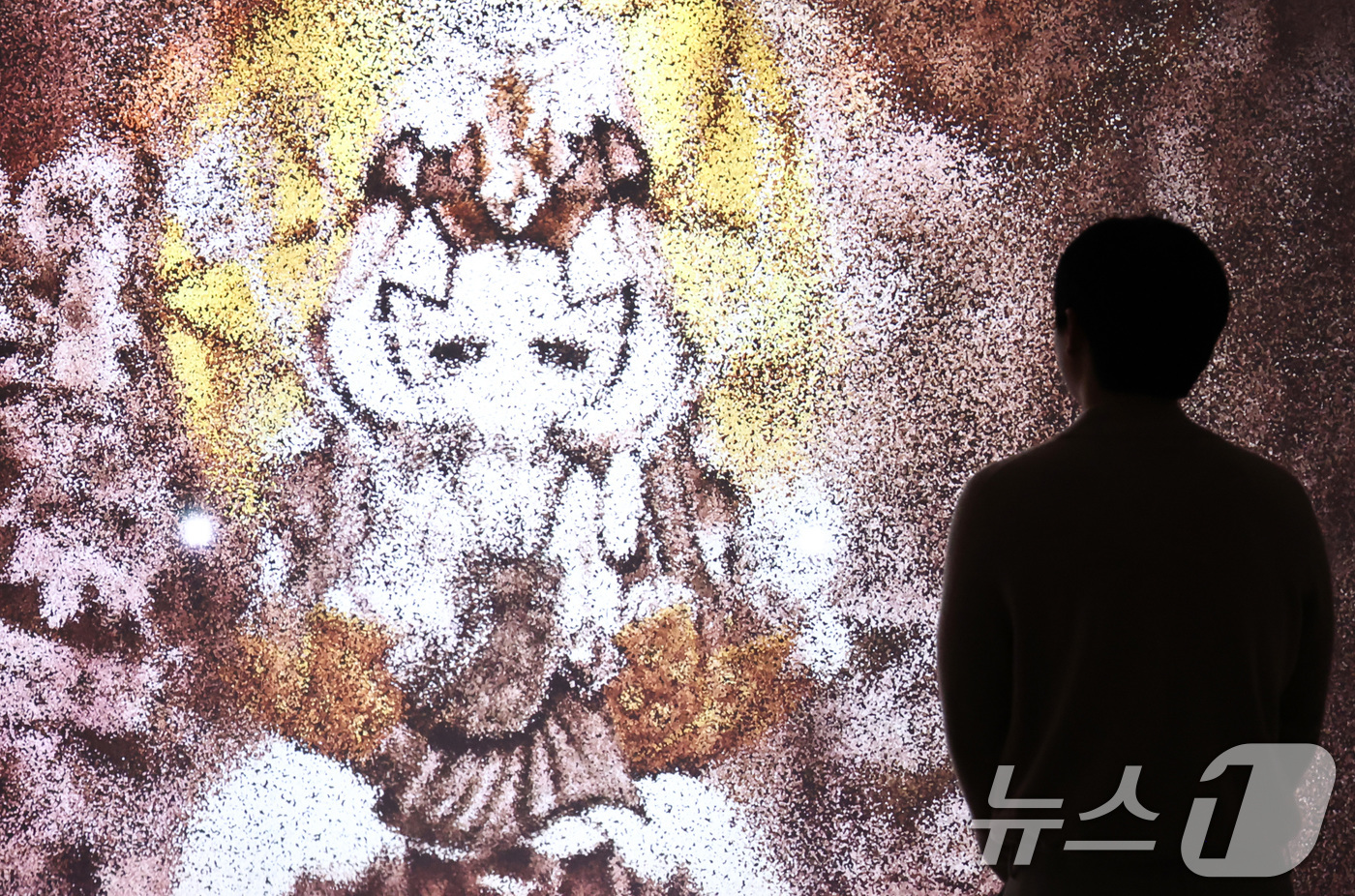 (서울=뉴스1) 최지환 기자 = 22일 서울 종로구 아라아트센터에서 열린 '쿠키런: 킹덤 아트 콜라보 프로젝트 특별전 - 위대한 왕국의 유산' 언론공개회에서 관계자가 전시를 살펴보 …