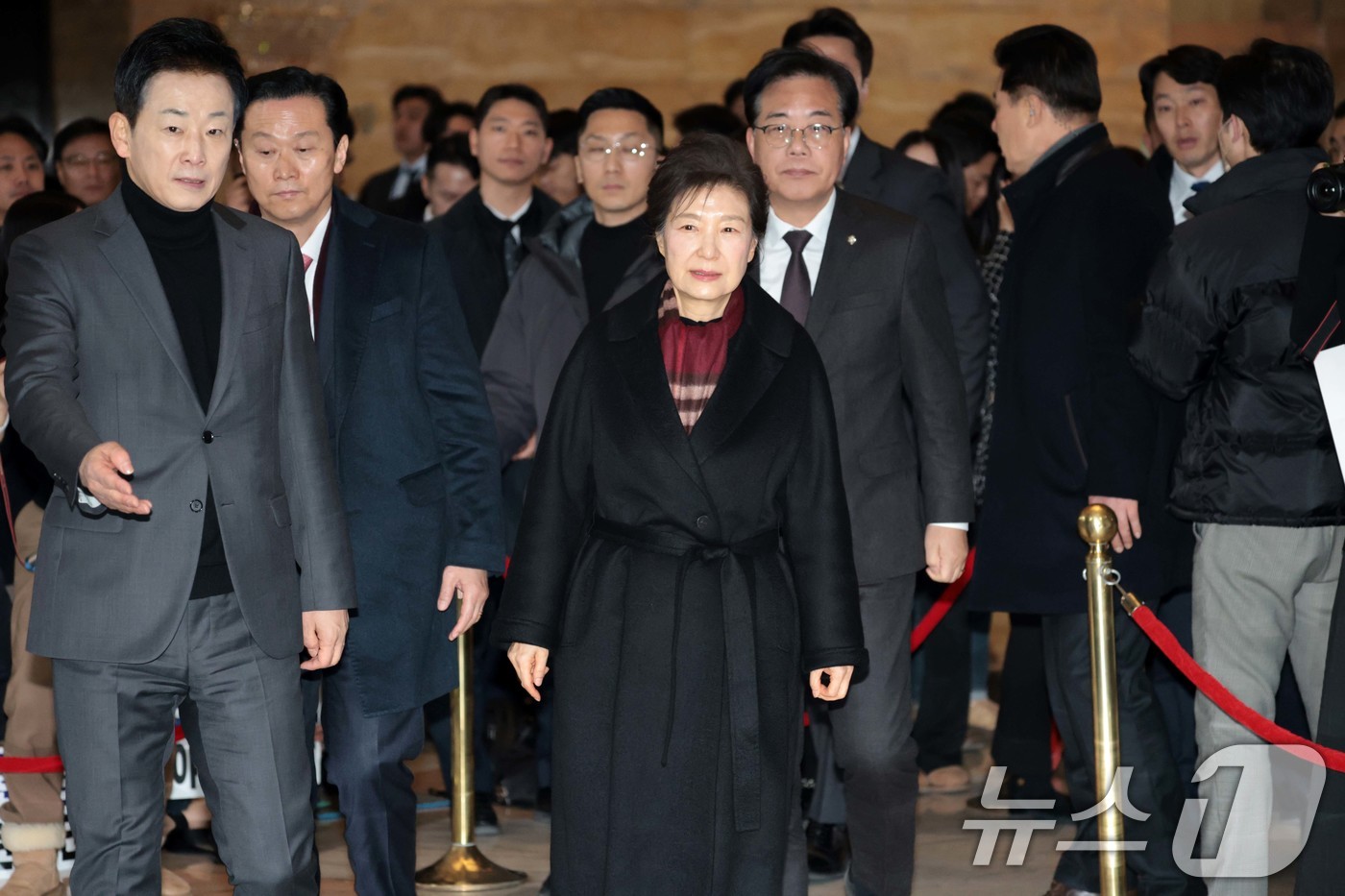 (서울=뉴스1) 국회사진기자단 = 박근혜 전 대통령이 22일 서울 여의도 국회 로텐더홀에서 통일교·공천헌금 '쌍특검' 수용을 요구하며 8일째 단식 중인 국민의힘 장동혁 대표를 격려 …