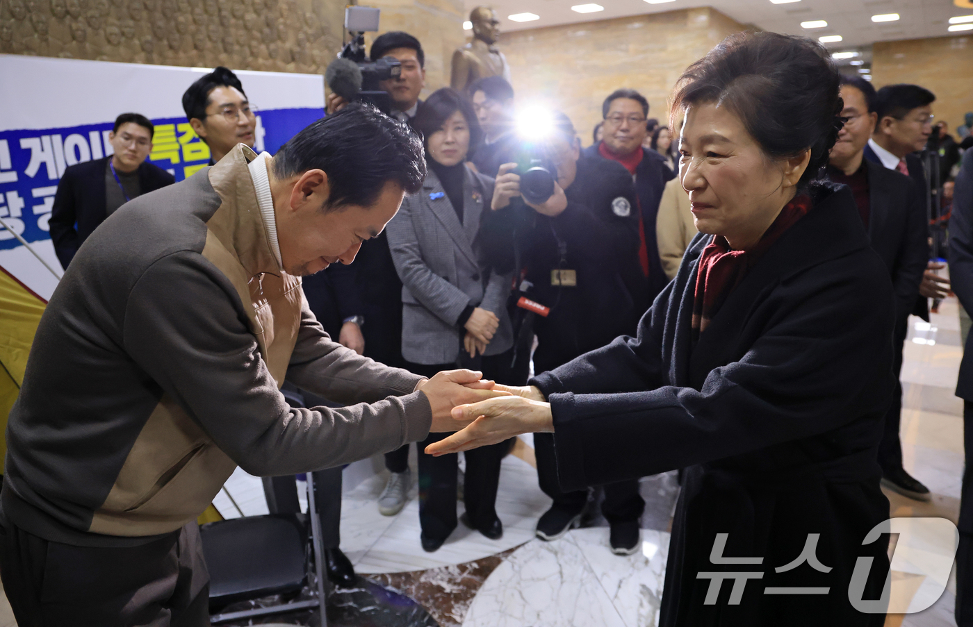 (서울=뉴스1) 국회사진기자단 = 박근혜 전 대통령이 22일 서울 여의도 국회 로텐더홀에서 통일교·공천헌금 '쌍특검' 수용을 요구하며 8일째 단식 중인 국민의힘 장동혁 대표를 찾아 …