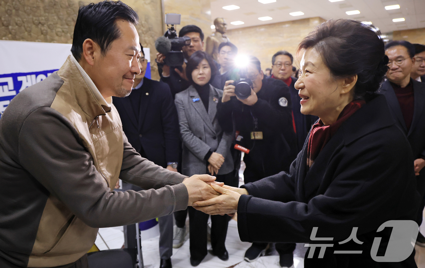 (서울=뉴스1) 국회사진기자단 = 박근혜 전 대통령이 22일 서울 여의도 국회 로텐더홀에서 통일교·공천헌금 '쌍특검' 수용을 요구하며 8일째 단식 중인 국민의힘 장동혁 대표를 찾아 …