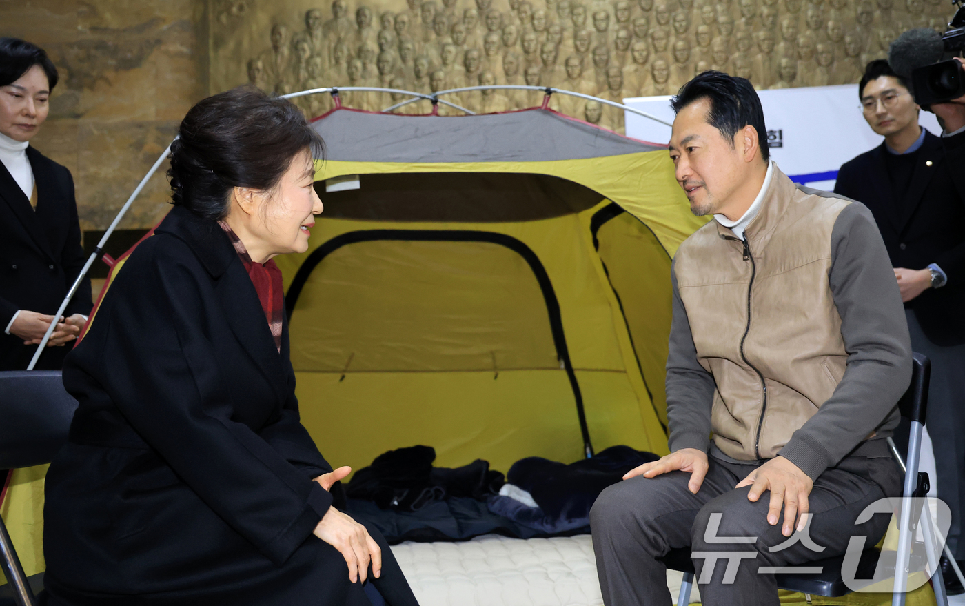 (서울=뉴스1) 국회사진기자단 = 박근혜 전 대통령이 22일 서울 여의도 국회 로텐더홀에서 통일교·공천헌금 '쌍특검' 수용을 요구하며 8일째 단식 중인 국민의힘 장동혁 대표를 찾아 …