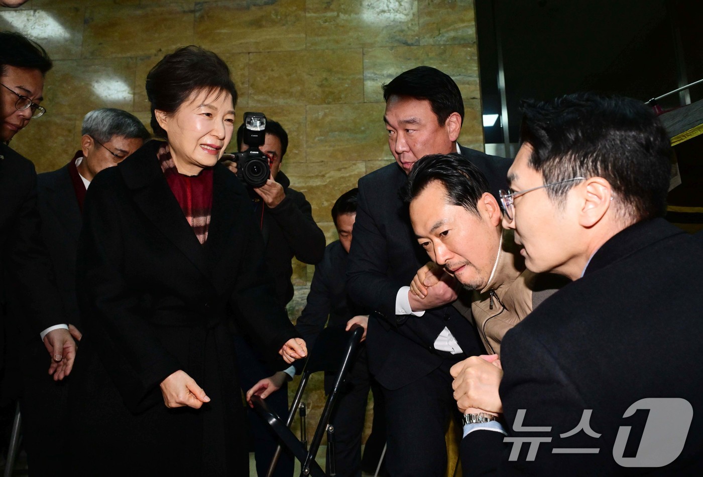 (서울=뉴스1) 국회사진기자단 = 박근혜 전 대통령이 22일 서울 여의도 국회 로텐더홀에서 통일교·공천헌금 '쌍특검' 수용을 요구하며 8일째 단식 중인 국민의힘 장동혁 대표를 찾아 …