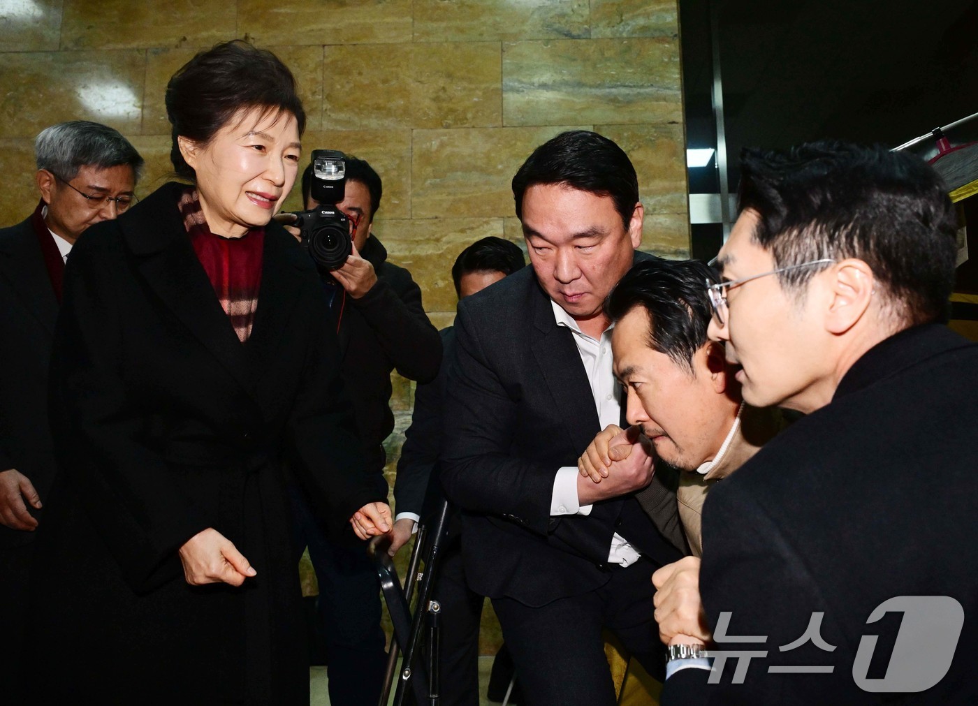 (서울=뉴스1) 국회사진기자단 = 박근혜 전 대통령이 22일 서울 여의도 국회 로텐더홀에서 통일교·공천헌금 '쌍특검' 수용을 요구하며 8일째 단식 중인 국민의힘 장동혁 대표를 찾아 …