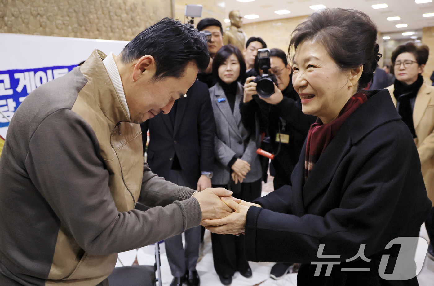 (서울=뉴스1) 국회사진기자단 = 박근혜 전 대통령이 22일 서울 여의도 국회 로텐더홀에서 통일교·공천헌금 '쌍특검' 수용을 요구하며 8일째 단식 중인 국민의힘 장동혁 대표를 찾아 …