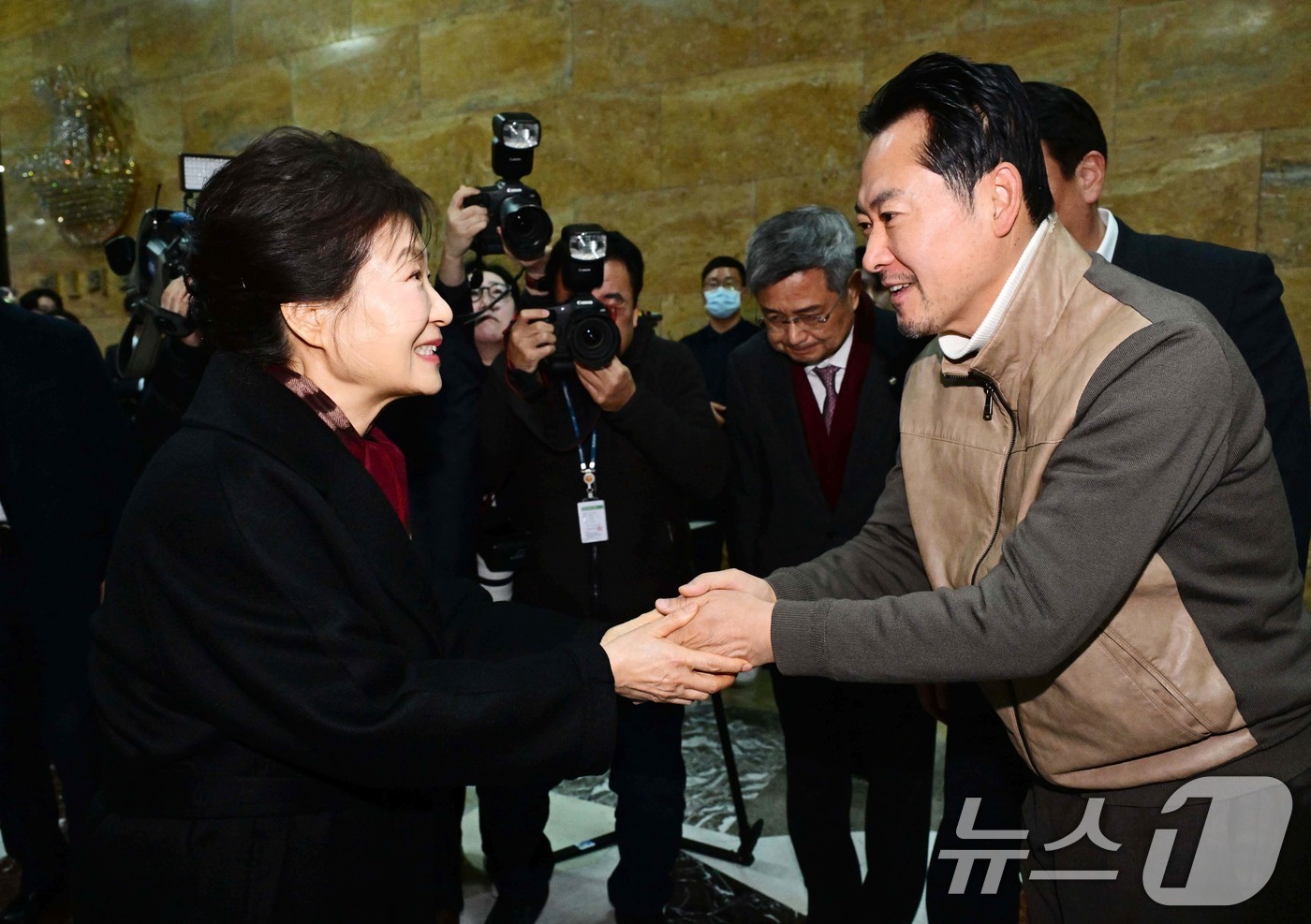 (서울=뉴스1) 국회사진기자단 = 박근혜 전 대통령이 22일 서울 여의도 국회 로텐더홀에서 통일교·공천헌금 '쌍특검' 수용을 요구하며 8일째 단식 중인 국민의힘 장동혁 대표를 찾아 …