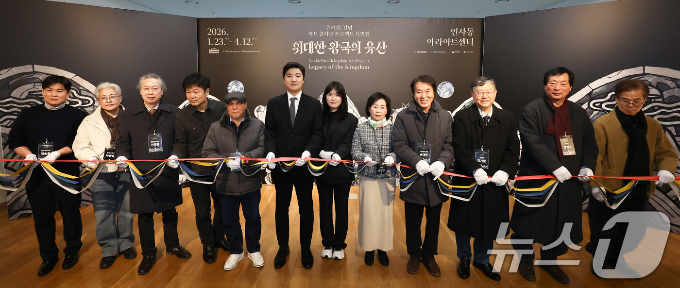 (서울=뉴스1) 최지환 기자 = 조길현 데브시스터즈 대표(왼쪽 여섯번째)가 22일 서울 종로구 아라아트센터에서 열린 '쿠키런: 킹덤 아트 콜라보 프로젝트 특별전 - 위대한 왕국의 …