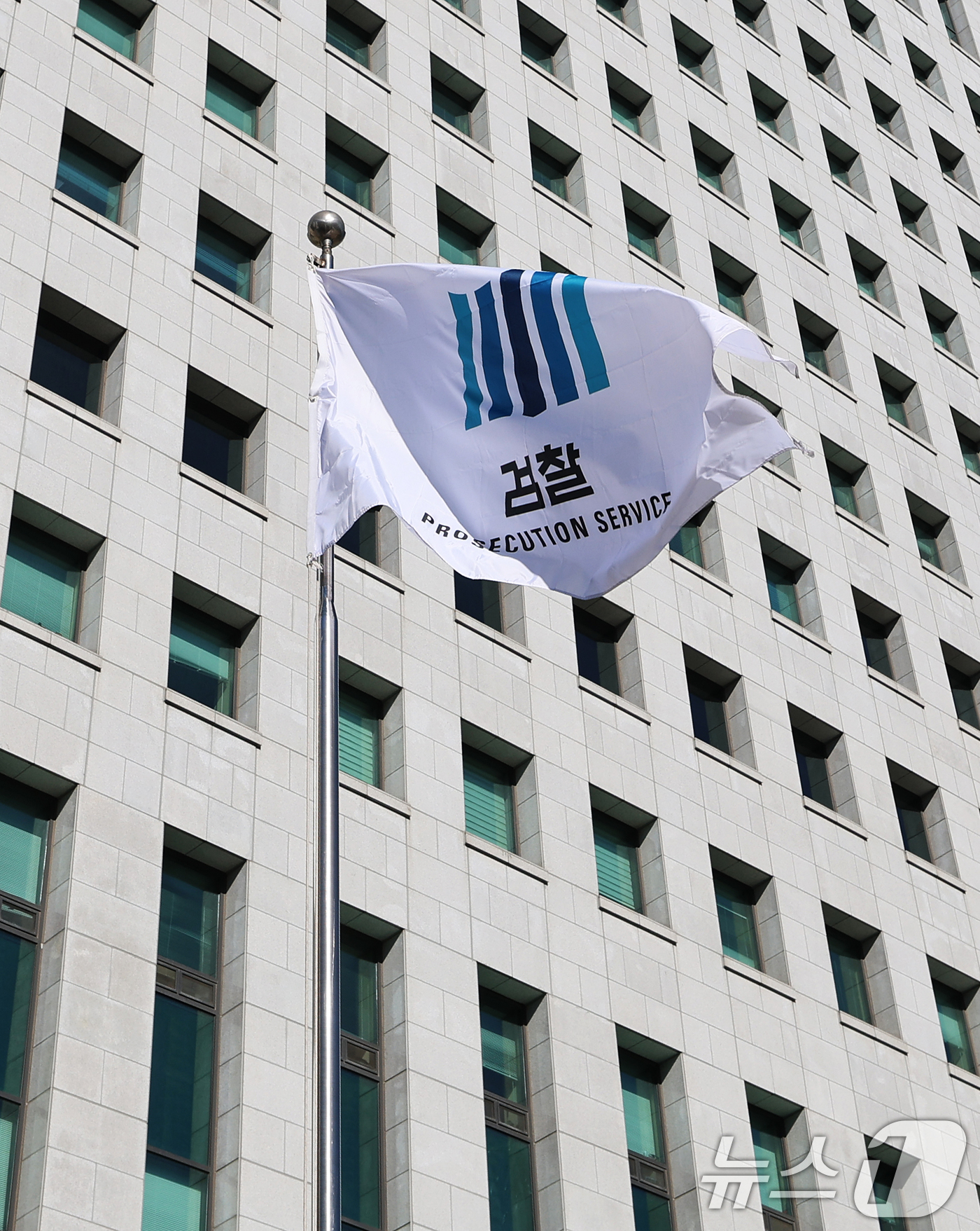 (서울=뉴스1) 오대일 기자 = 법무부가 22일 대검검사급(검사장급) 검사 32명(승진 7명·전보 25명)의 인사를 단행했다.지난해 11월 검찰의 대장동 사건 항소 포기 사태 당시 …