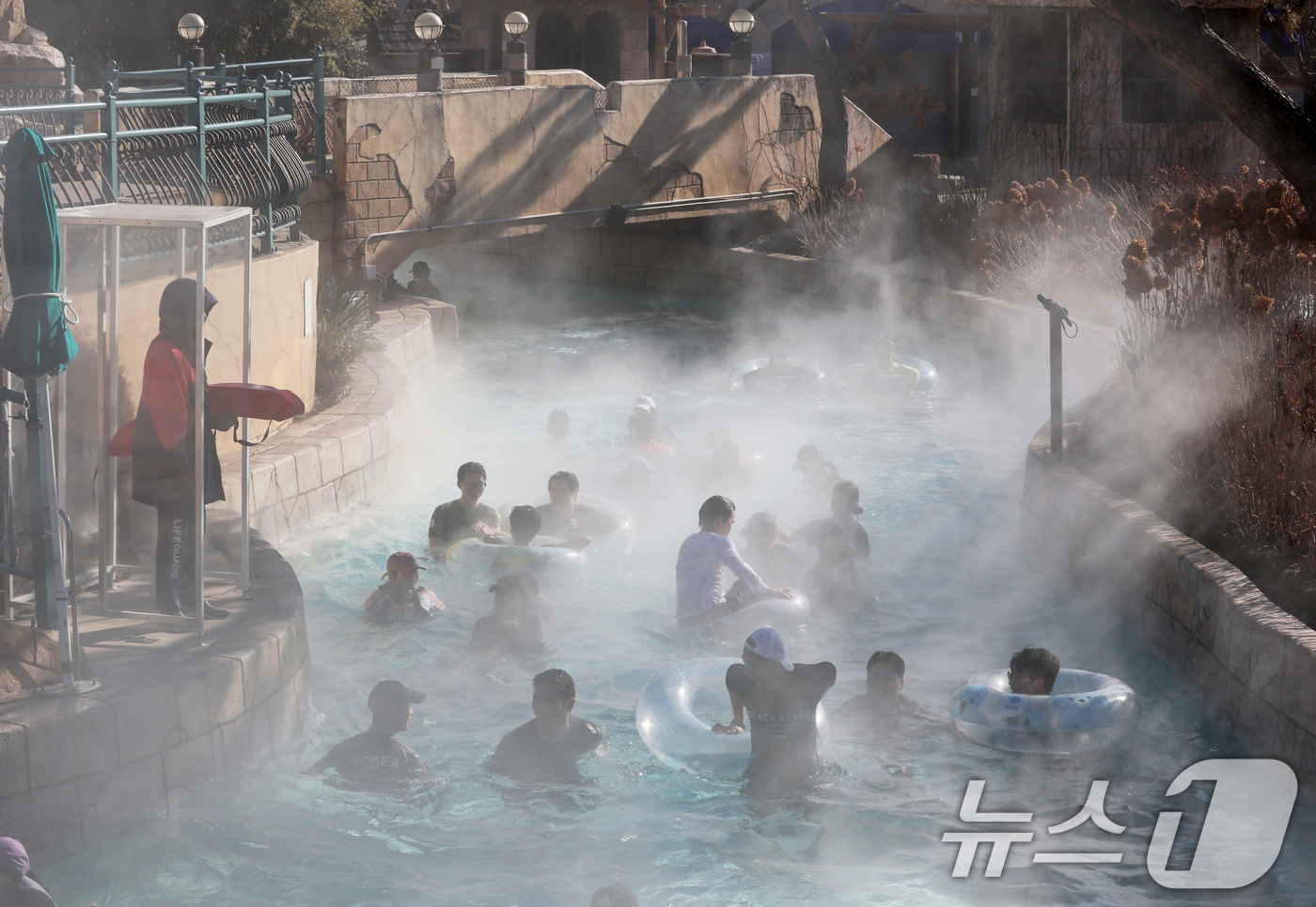 (용인=뉴스1) 김영운 기자 = 강력한 한파가 지속되고 있는 22일 경기 용인시 처인구 캐리비안 베이를 찾은 시민들이 따뜻한 유수풀에서 몸을 녹이며 즐거운 시간을 보내고 있다. 2 …