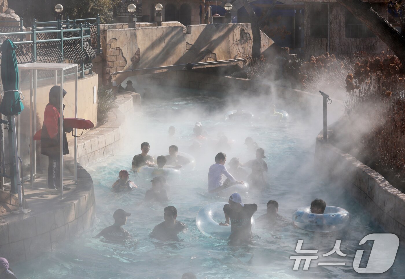 본문 이미지 - 강력한 한파가 지속되고 있는 22일 경기 용인시 처인구 캐리비안 베이를 찾은 시민들이 따뜻한 유수풀에서 몸을 녹이며 즐거운 시간을 보내고 있다. 2026.1.22/뉴스1 ⓒ News1 김영운 기자