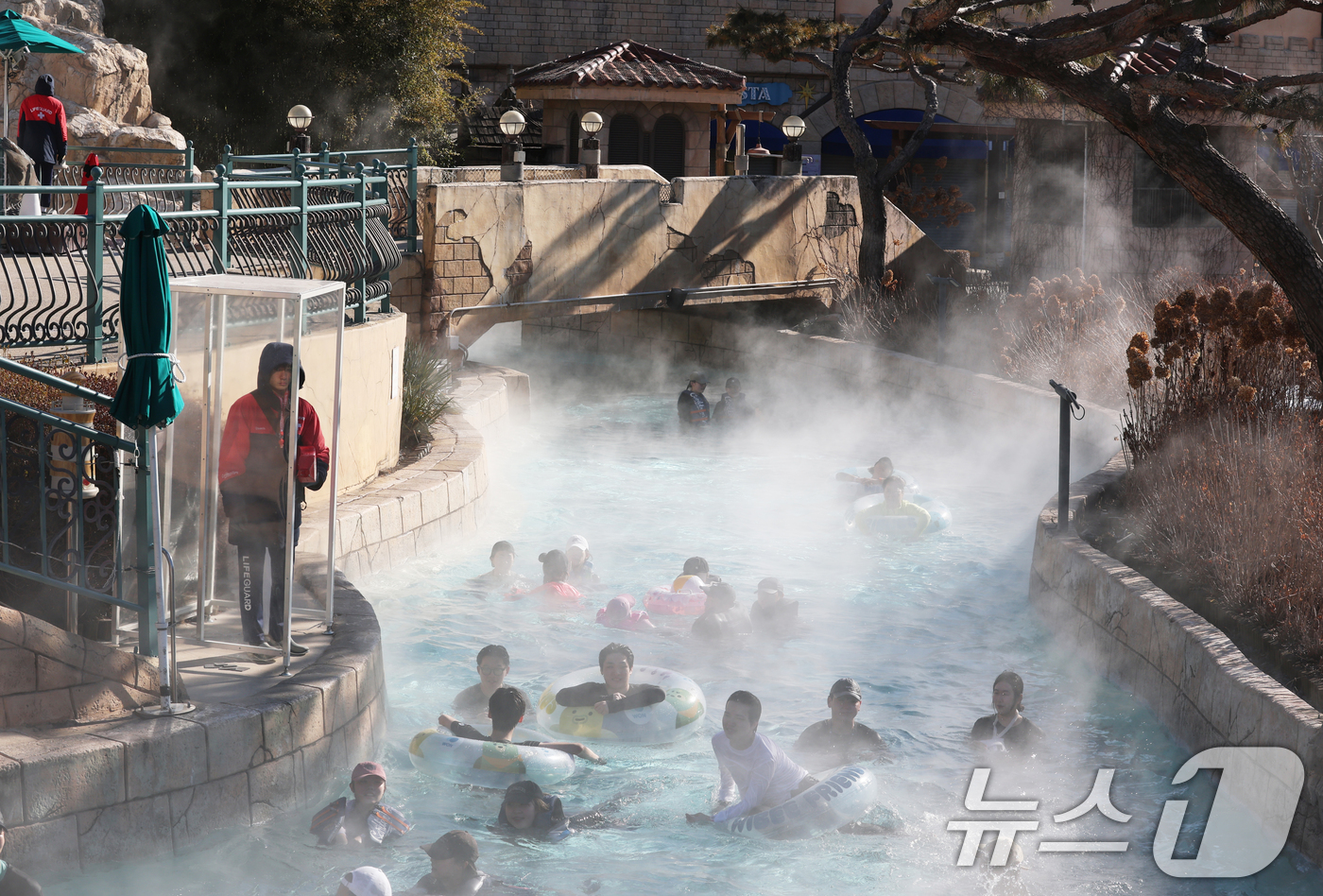 (용인=뉴스1) 김영운 기자 = 강력한 한파가 지속되고 있는 22일 경기 용인시 처인구 캐리비안 베이를 찾은 시민들이 따뜻한 유수풀에서 몸을 녹이며 즐거운 시간을 보내고 있다. 2 …