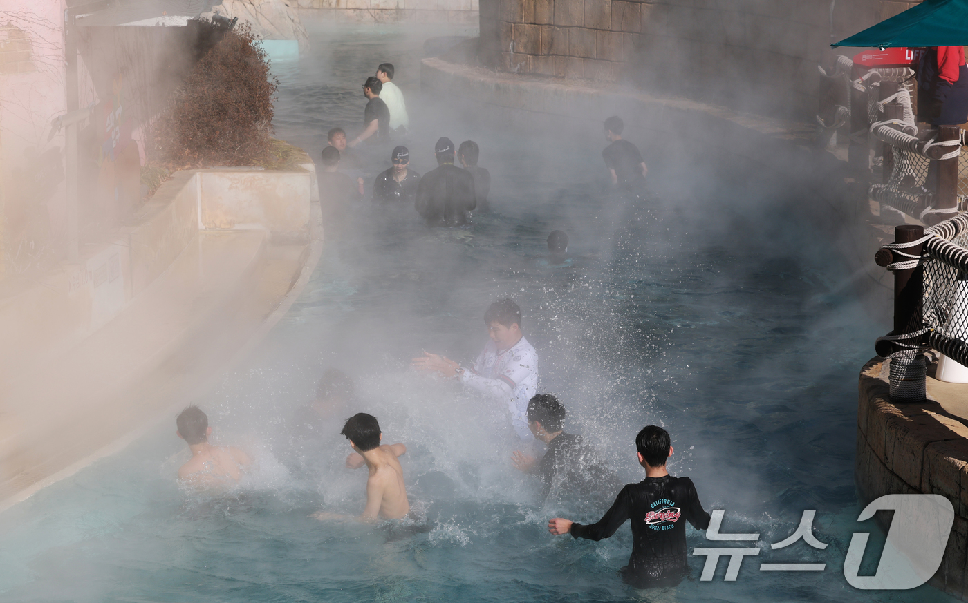 (용인=뉴스1) 김영운 기자 = 강력한 한파가 지속되고 있는 22일 경기 용인시 처인구 캐리비안 베이를 찾은 시민들이 따뜻한 유수풀에서 몸을 녹이며 즐거운 시간을 보내고 있다. 2 …