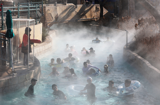 [뉴스1 PICK] "한파에는 물놀이지"…따뜻한 온수풀에서 한파 즐겨요