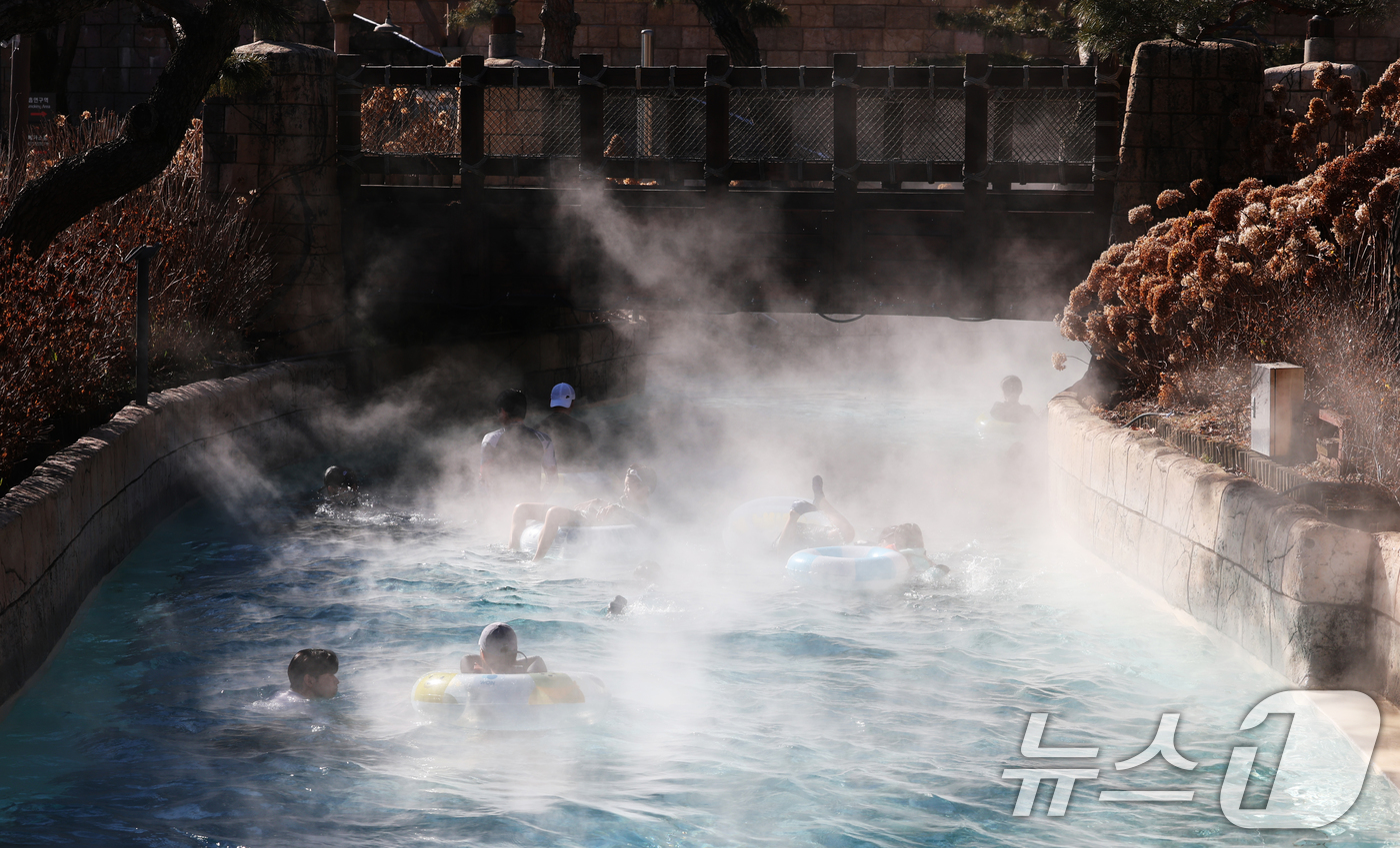 (용인=뉴스1) 김영운 기자 = 강력한 한파가 지속되고 있는 22일 경기 용인시 처인구 캐리비안 베이를 찾은 시민들이 따뜻한 유수풀에서 몸을 녹이며 즐거운 시간을 보내고 있다. 2 …