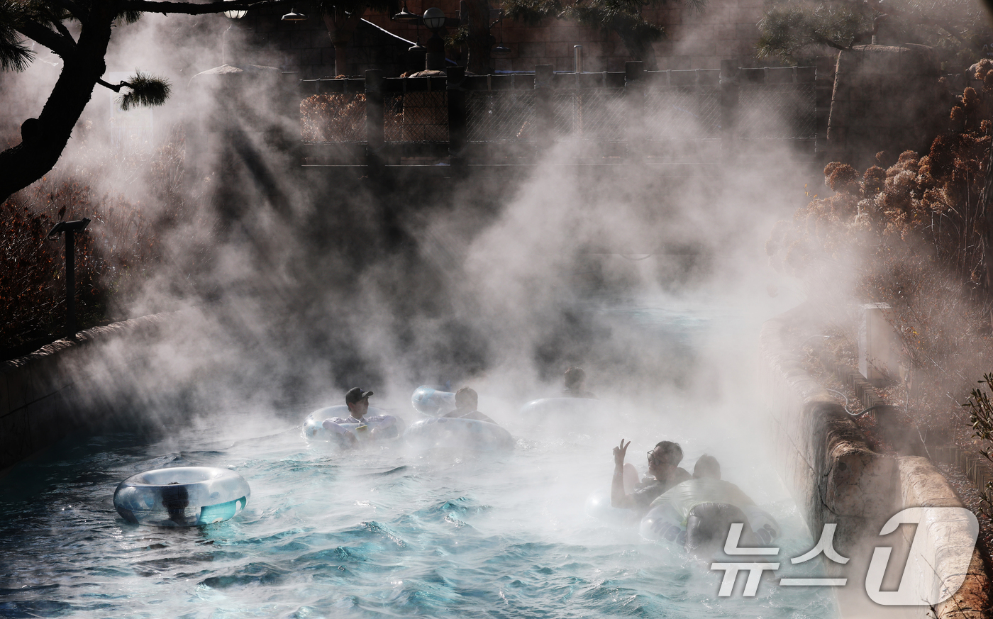(용인=뉴스1) 김영운 기자 = 강력한 한파가 지속되고 있는 22일 경기 용인시 처인구 캐리비안 베이를 찾은 시민들이 따뜻한 유수풀에서 몸을 녹이며 즐거운 시간을 보내고 있다. 2 …