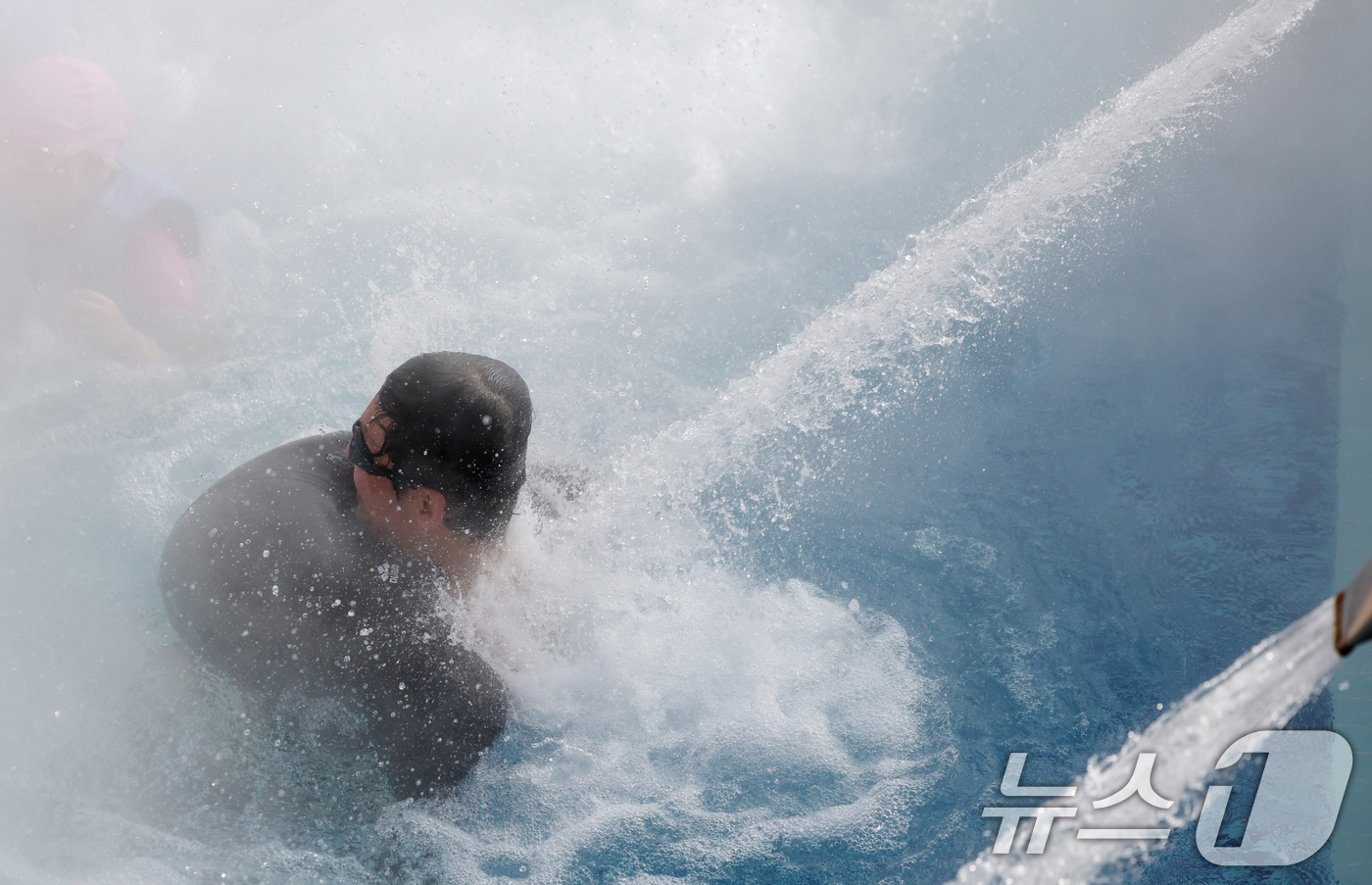 (용인=뉴스1) 김영운 기자 = 강력한 한파가 지속되고 있는 22일 경기 용인시 처인구 캐리비안 베이를 찾은 시민들이 따뜻한 온수풀에서 몸을 녹이며 즐거운 시간을 보내고 있다. 2 …