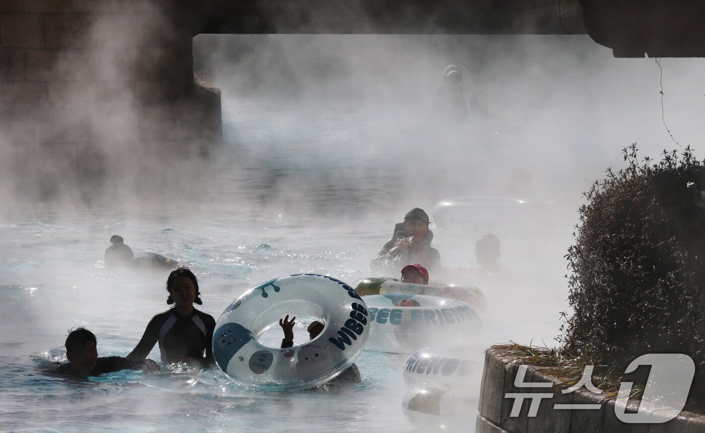 본문 이미지 - 강력한 한파가 지속되고 있는 22일 경기 용인시 처인구 캐리비안 베이를 찾은 시민들이 따뜻한 유수풀에서 몸을 녹이며 즐거운 시간을 보내고 있다. 2026.1.22/뉴스1 ⓒ News1 김영운 기자