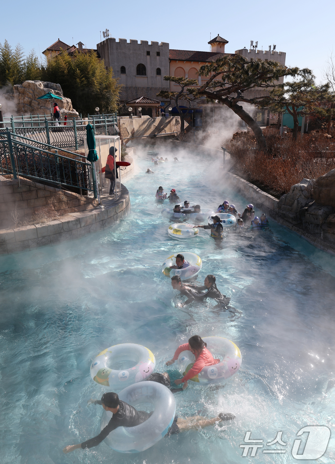 (용인=뉴스1) 김영운 기자 = 강력한 한파가 지속되고 있는 22일 경기 용인시 처인구 캐리비안 베이를 찾은 시민들이 따뜻한 유수풀에서 몸을 녹이며 즐거운 시간을 보내고 있다. 2 …