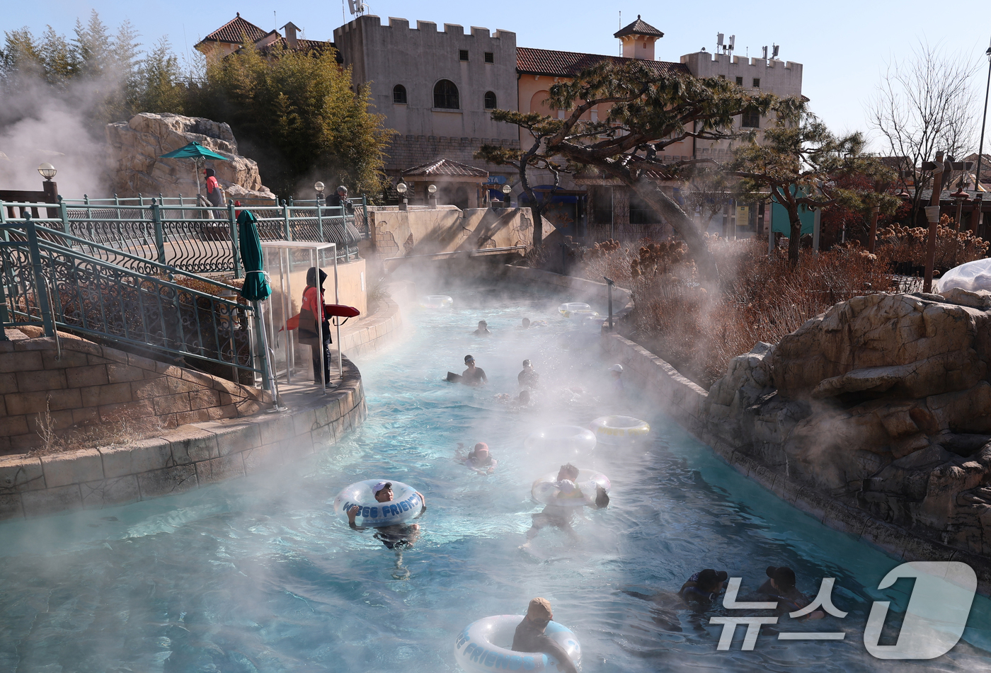 (용인=뉴스1) 김영운 기자 = 강력한 한파가 지속되고 있는 22일 경기 용인시 처인구 캐리비안 베이를 찾은 시민들이 따뜻한 유수풀에서 몸을 녹이며 즐거운 시간을 보내고 있다. 2 …