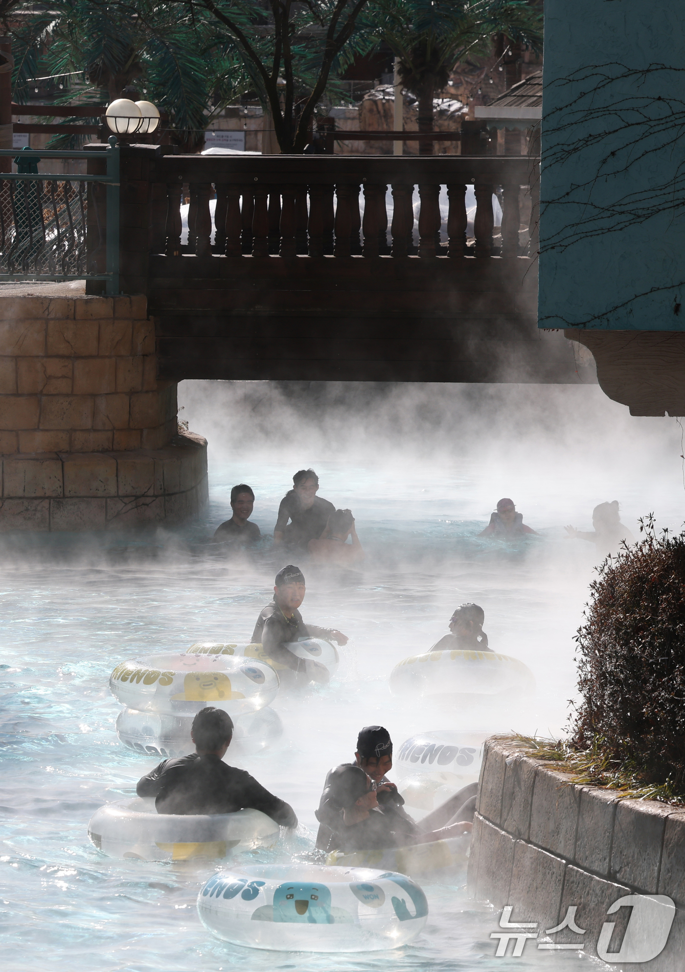 (용인=뉴스1) 김영운 기자 = 강력한 한파가 지속되고 있는 22일 경기 용인시 처인구 캐리비안 베이를 찾은 시민들이 따뜻한 유수풀에서 몸을 녹이며 즐거운 시간을 보내고 있다. 2 …