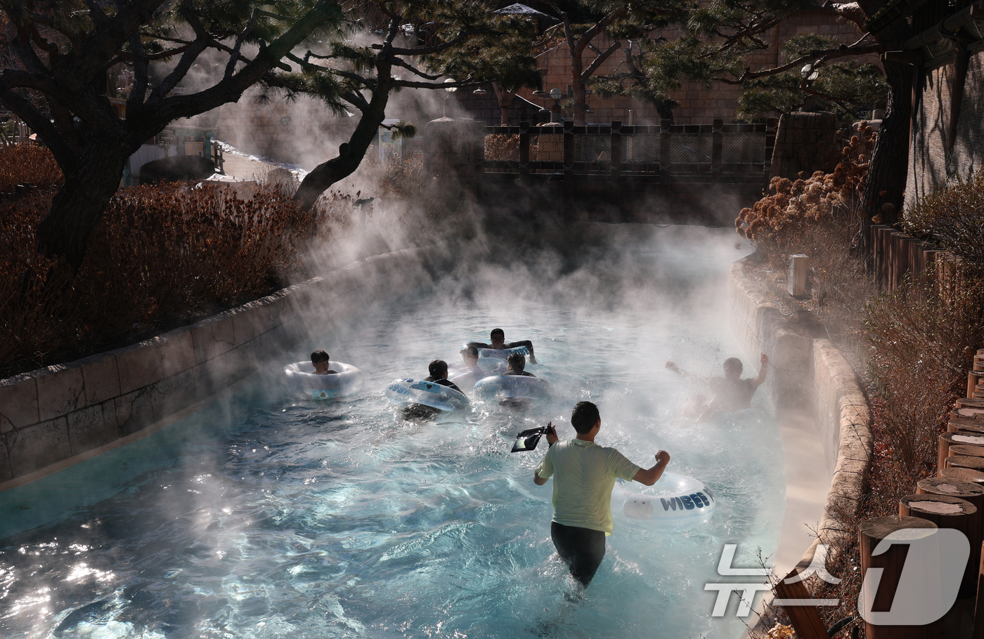 (용인=뉴스1) 김영운 기자 = 강력한 한파가 지속되고 있는 22일 경기 용인시 처인구 캐리비안 베이를 찾은 시민들이 따뜻한 유수풀에서 몸을 녹이며 즐거운 시간을 보내고 있다. 2 …