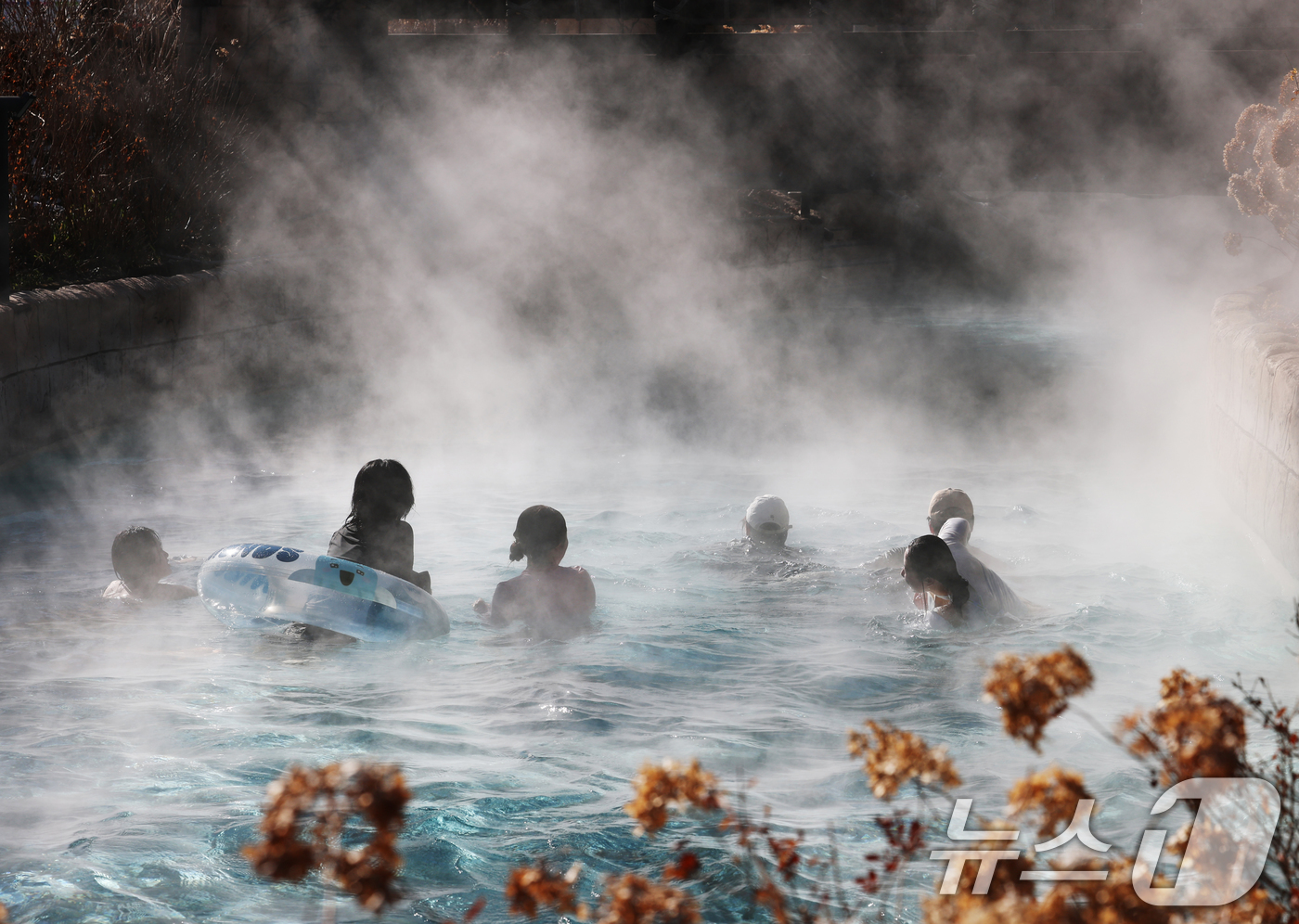 (용인=뉴스1) 김영운 기자 = 강력한 한파가 지속되고 있는 22일 경기 용인시 처인구 캐리비안 베이를 찾은 시민들이 따뜻한 유수풀에서 몸을 녹이며 즐거운 시간을 보내고 있다. 2 …