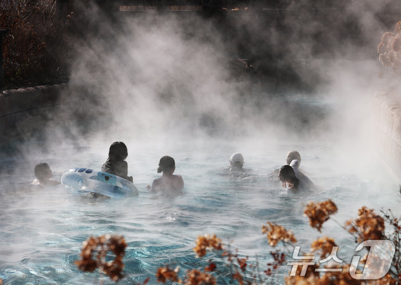 본문 이미지 - 강력한 한파가 지속되고 있는 22일 경기 용인시 처인구 캐리비안 베이를 찾은 시민들이 따뜻한 유수풀에서 몸을 녹이며 즐거운 시간을 보내고 있다. 2026.1.22/뉴스1 ⓒ News1 김영운 기자