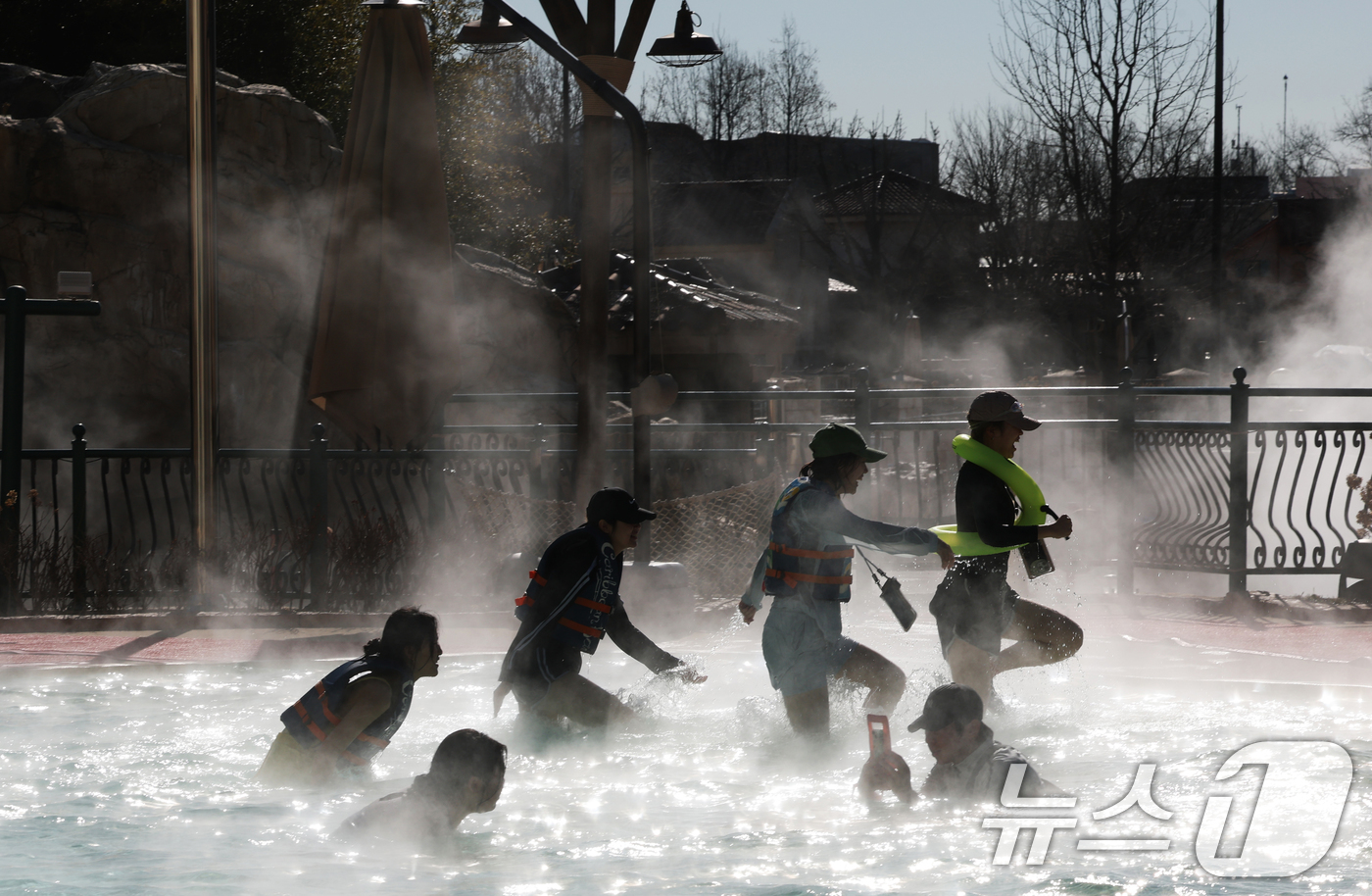(용인=뉴스1) 김영운 기자 = 강력한 한파가 지속되고 있는 22일 경기 용인시 처인구 캐리비안 베이를 찾은 시민들이 따뜻한 온수풀에서 몸을 녹이며 즐거운 시간을 보내고 있다. 2 …