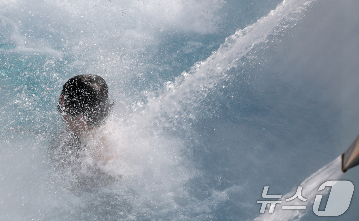 (용인=뉴스1) 김영운 기자 = 강력한 한파가 지속되고 있는 22일 경기 용인시 처인구 캐리비안 베이를 찾은 시민들이 따뜻한 온수풀에서 몸을 녹이며 즐거운 시간을 보내고 있다. 2 …