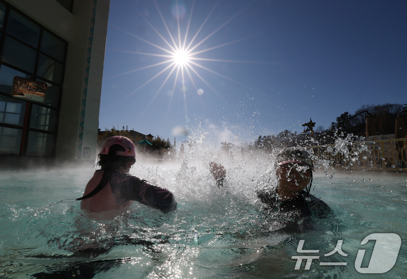 (용인=뉴스1) 김영운 기자 = 강력한 한파가 지속되고 있는 22일 경기 용인시 처인구 캐리비안 베이를 찾은 시민들이 따뜻한 온수풀에서 몸을 녹이며 즐거운 시간을 보내고 있다. 2 …