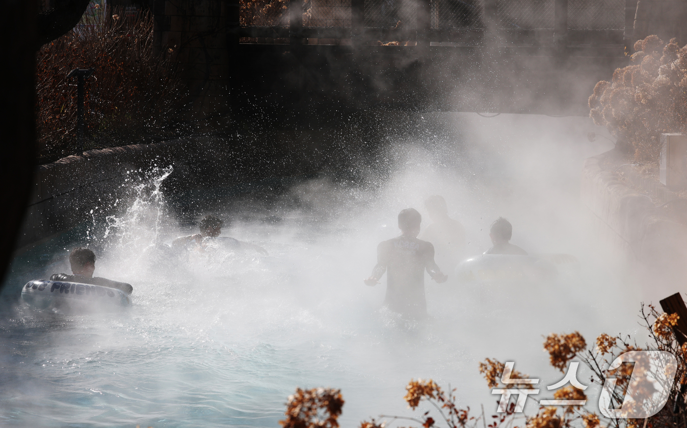 (용인=뉴스1) 김영운 기자 = 강력한 한파가 지속되고 있는 22일 경기 용인시 처인구 캐리비안 베이를 찾은 시민들이 따뜻한 유수풀에서 몸을 녹이며 즐거운 시간을 보내고 있다. 2 …