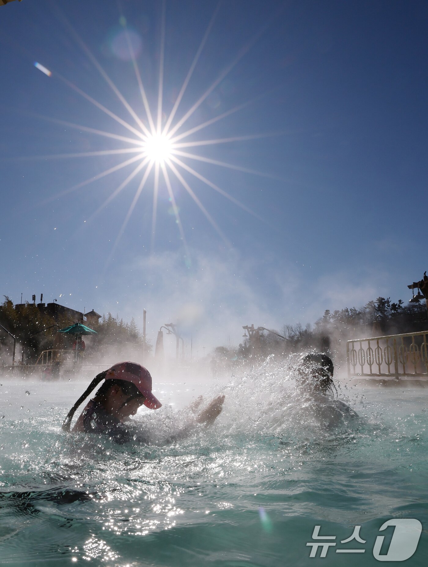 본문 이미지 - 강력한 한파가 지속되고 있는 22일 경기 용인시 처인구 캐리비안 베이를 찾은 시민들이 따뜻한 온수풀에서 몸을 녹이며 즐거운 시간을 보내고 있다. 2026.1.22/뉴스1 ⓒ News1 김영운 기자