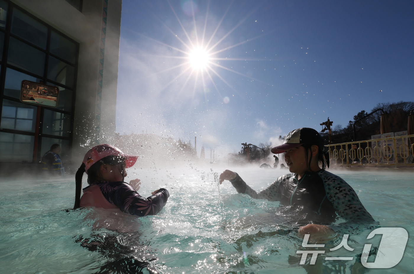 (용인=뉴스1) 김영운 기자 = 강력한 한파가 지속되고 있는 22일 경기 용인시 처인구 캐리비안 베이를 찾은 시민들이 따뜻한 온수풀에서 몸을 녹이며 즐거운 시간을 보내고 있다. 2 …