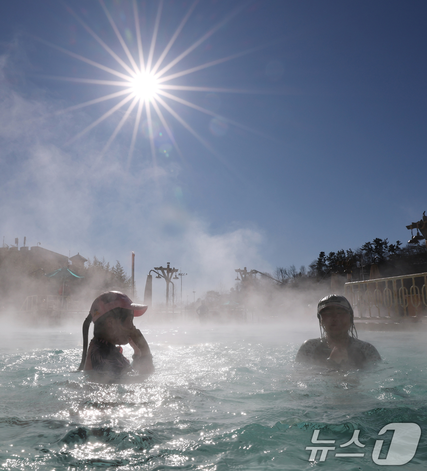 (용인=뉴스1) 김영운 기자 = 강력한 한파가 지속되고 있는 22일 경기 용인시 처인구 캐리비안 베이를 찾은 시민들이 따뜻한 온수풀에서 몸을 녹이며 즐거운 시간을 보내고 있다. 2 …
