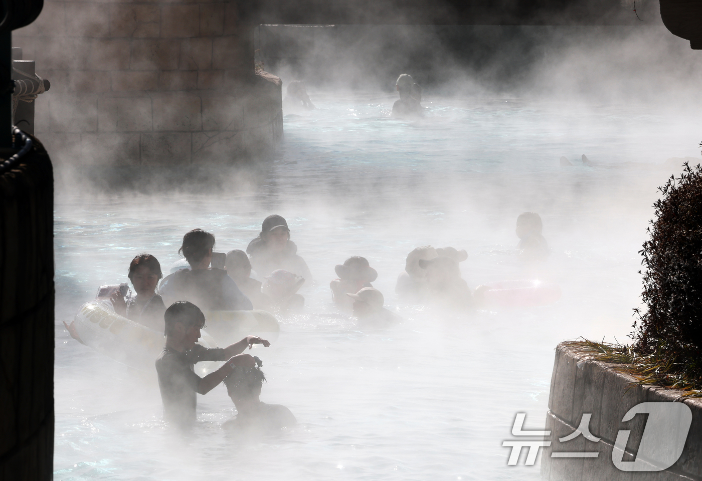 (용인=뉴스1) 김영운 기자 = 강력한 한파가 지속되고 있는 22일 경기 용인시 처인구 캐리비안 베이를 찾은 시민들이 따뜻한 유수풀에서 몸을 녹이며 즐거운 시간을 보내고 있다. 2 …