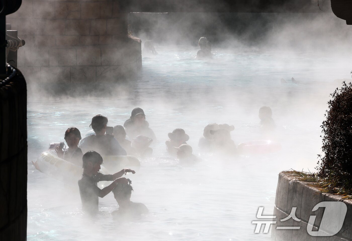 본문 이미지 - 강력한 한파가 지속되고 있는 22일 경기 용인시 처인구 캐리비안 베이를 찾은 시민들이 따뜻한 유수풀에서 몸을 녹이며 즐거운 시간을 보내고 있다. 2026.1.22/뉴스1 ⓒ News1 김영운 기자
