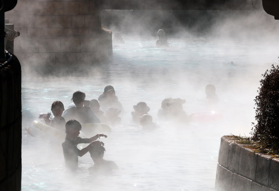 강력한 한파 피해 온수풀로