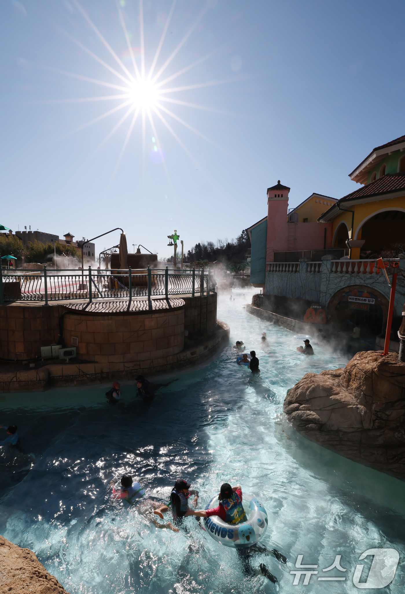 (용인=뉴스1) 김영운 기자 = 강력한 한파가 지속되고 있는 22일 경기 용인시 처인구 캐리비안 베이를 찾은 시민들이 따뜻한 유수풀에서 몸을 녹이며 즐거운 시간을 보내고 있다. 2 …