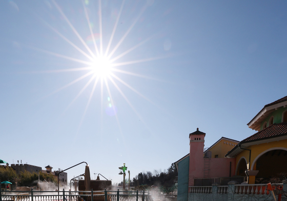 '따뜻한 물에서 한파 즐겨요'