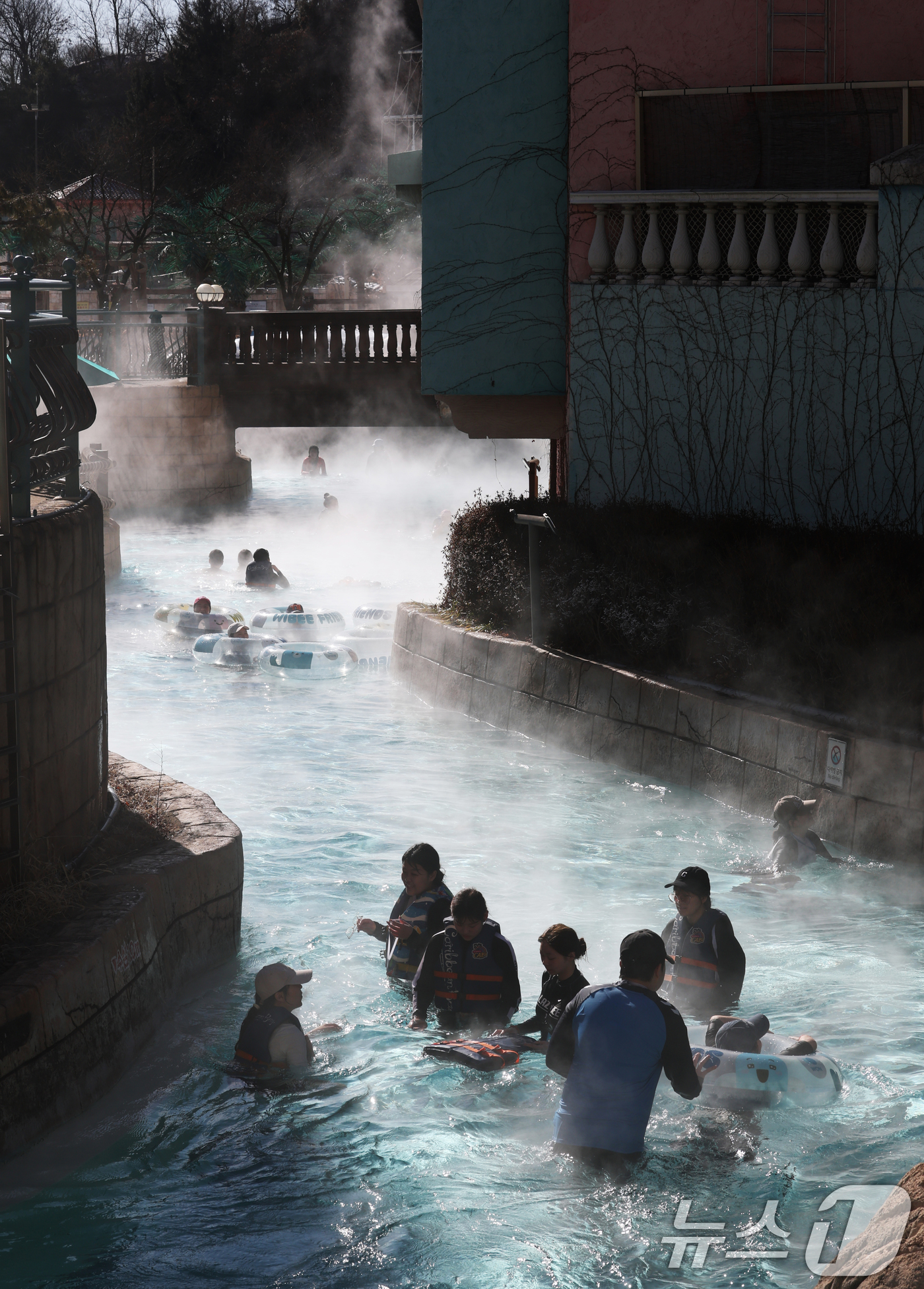 (용인=뉴스1) 김영운 기자 = 강력한 한파가 지속되고 있는 22일 경기 용인시 처인구 캐리비안 베이를 찾은 시민들이 따뜻한 유수풀에서 몸을 녹이며 즐거운 시간을 보내고 있다. 2 …