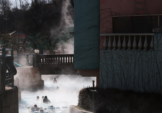 강력한 한파 피해 온수풀로