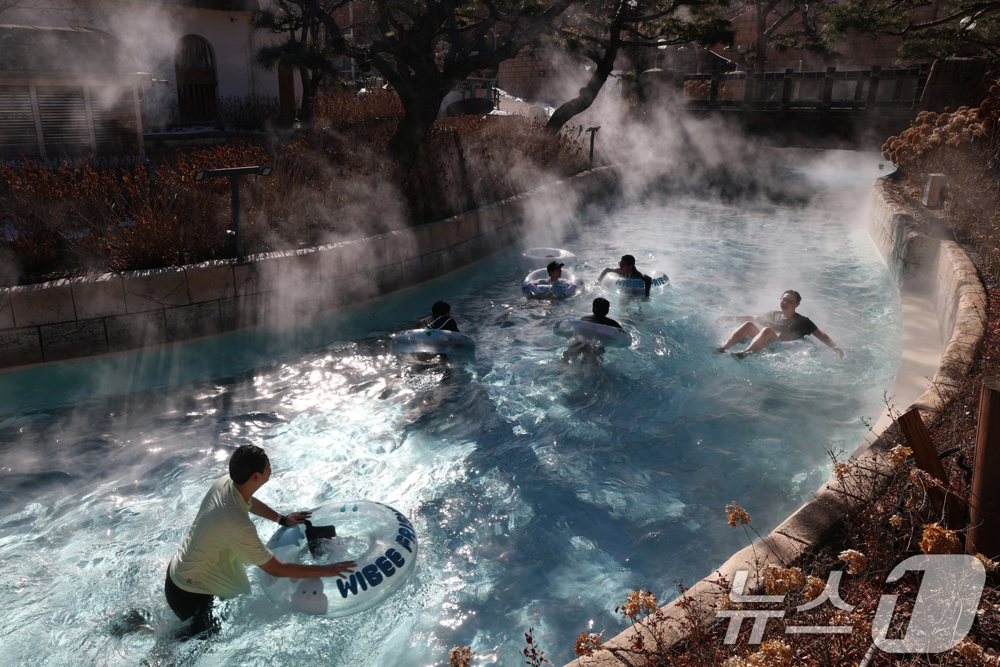 (용인=뉴스1) 김영운 기자 = 강력한 한파가 지속되고 있는 22일 경기 용인시 처인구 캐리비안 베이를 찾은 시민들이 따뜻한 유수풀에서 몸을 녹이며 즐거운 시간을 보내고 있다. 2 …