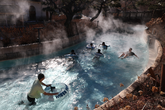 한파 속 온수풀