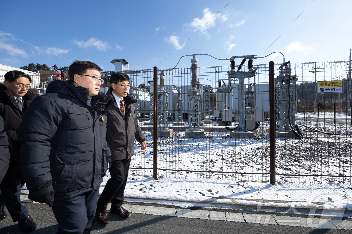 (서울=뉴스1) = 김성환 기후에너지환경부 장관이 22일 전남 나주시 소재 한국전력 전력연구원 신사업기술연구소를 방문해 실증현장을 점검하고 있다. (기후에너지환경부 제공. 재판매 …