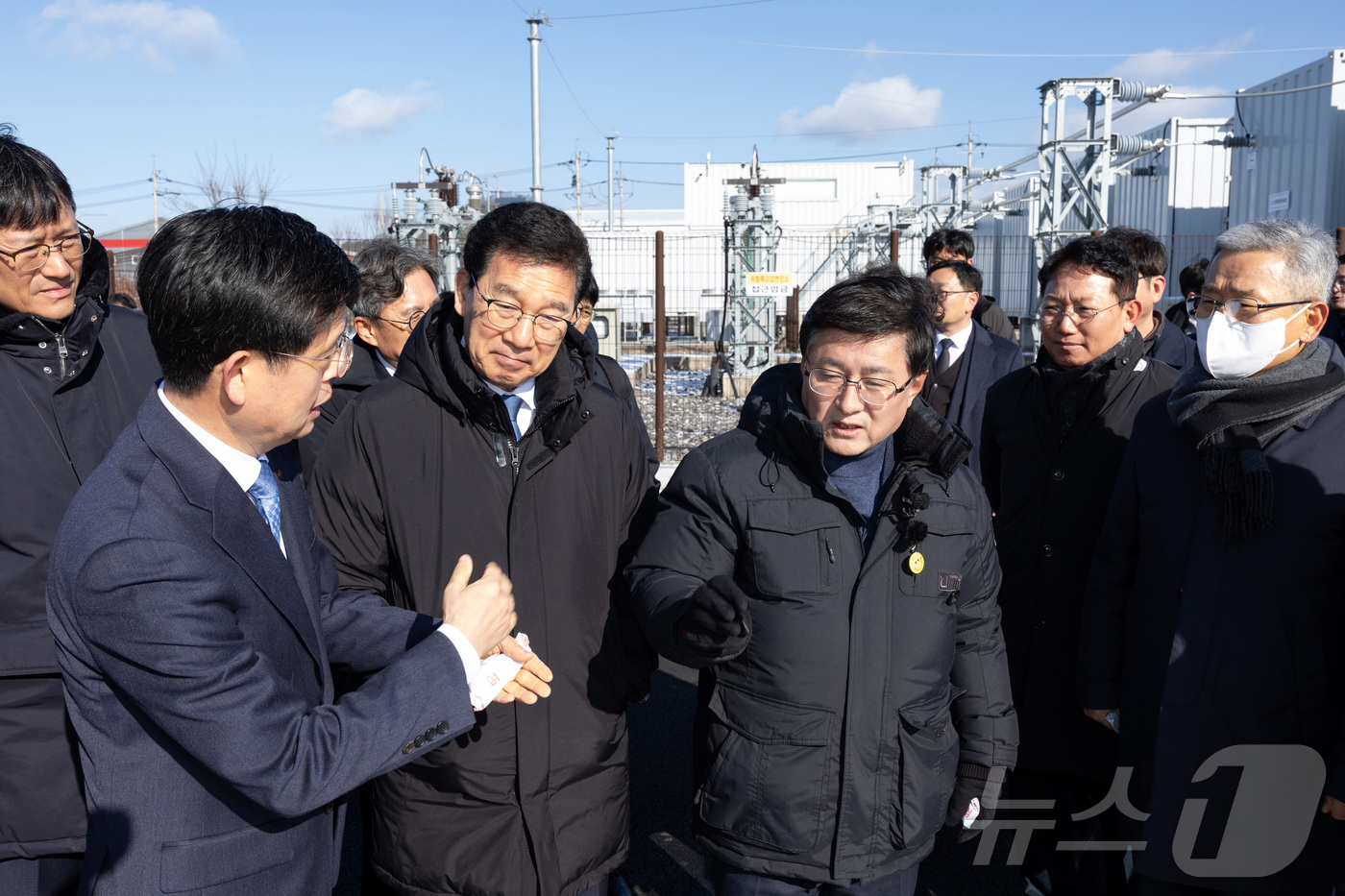 (서울=뉴스1) = 김성환 기후에너지환경부 장관이 22일 전남 나주시 소재 한국전력 전력연구원 신사업기술연구소를 방문해 실증현장을 점검하고 있다. (기후에너지환경부 제공. 재판매 …