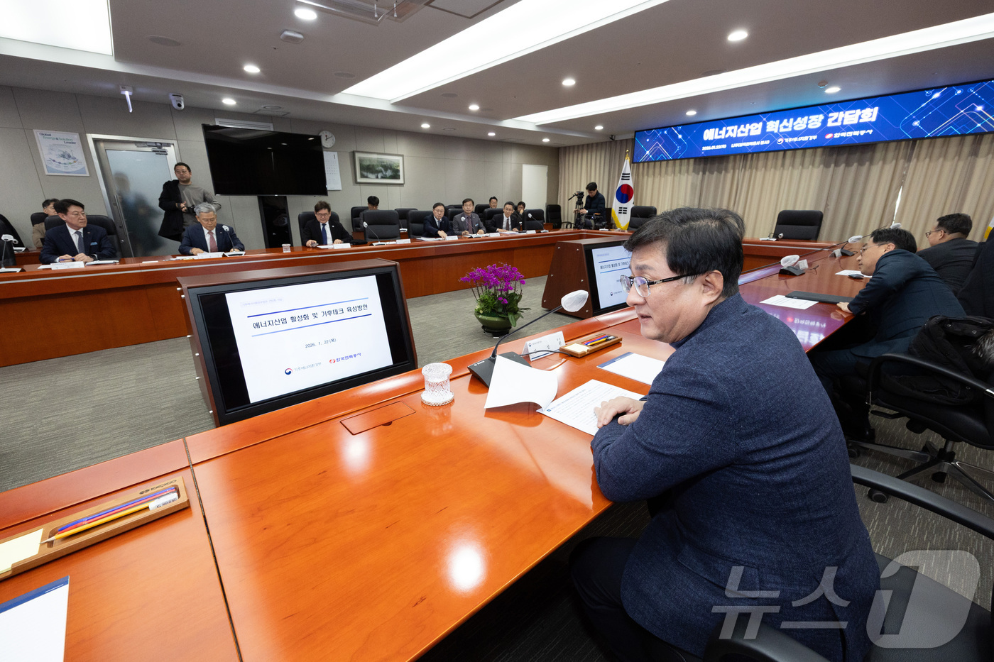 (서울=뉴스1) = 김성환 기후에너지환경부 장관이 22일 전남 나주시 소재 한국전력 본사를 찾아 한국전력 관계자들과 에너지산업 혁신성장 간담회를 갖고있다. (기후에너지환경부 제공. …