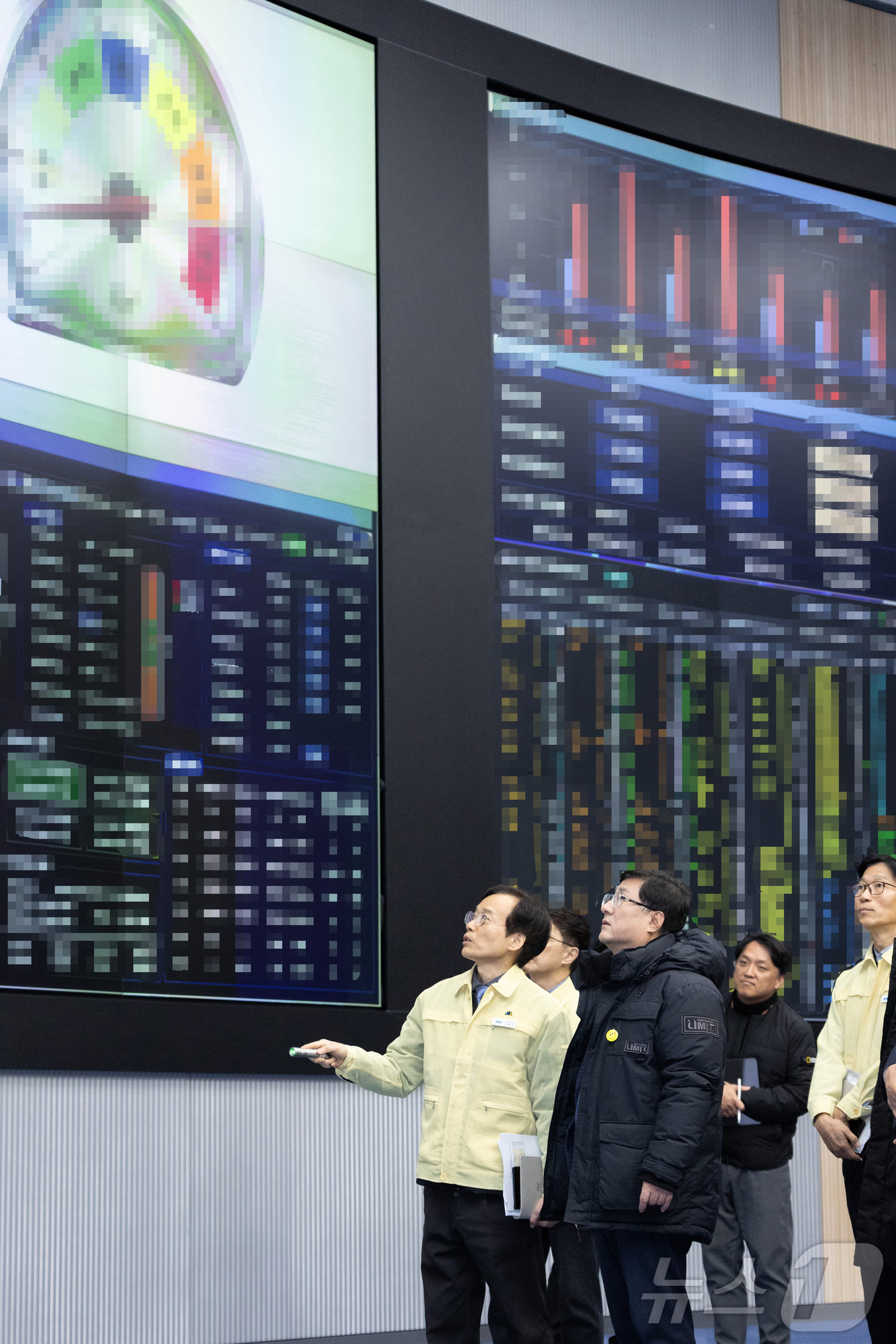 (서울=뉴스1) = 김성환 기후에너지환경부 장관이 22일 전남 나주시 소재 전력거래소를 방문해 동계 전력수급 상황을 점검하고 있다. (기후에너지환경부 제공. 재판매 및 DB 금지) …